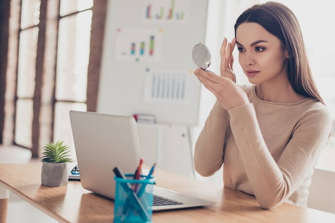 Gunakan maskara bening di alis untuk riasan alis yang tahan lama