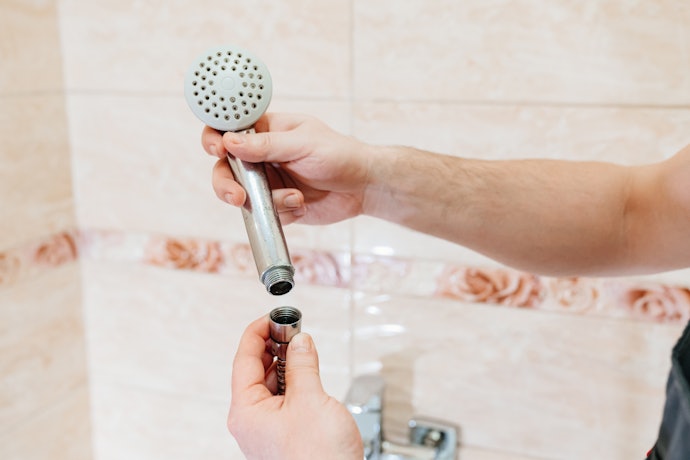 Bagaimana cara pasang shower kamar mandi?