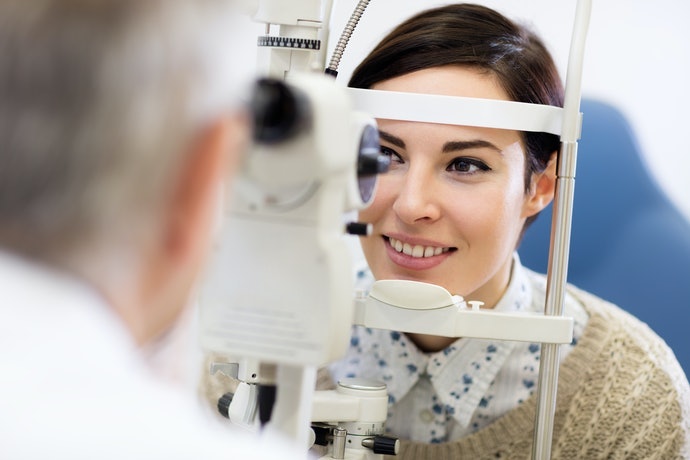 Pemilik mata rabun atau silinder, beli softlens sesuai resep