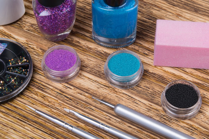 Cara membersihkan kuas nail art