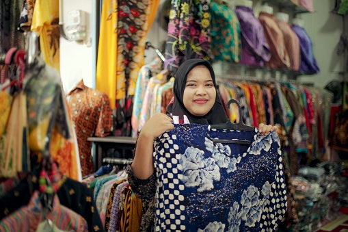 Tips padu padan model baju tenun kekinian untuk wanita