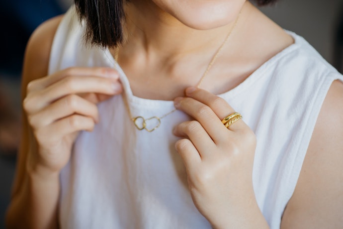 Tips memilih model kalung titanium berdasarkan bentuk wajah