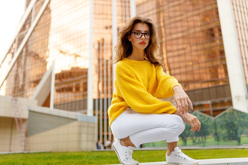 Inspirasi mix and match jeans putih