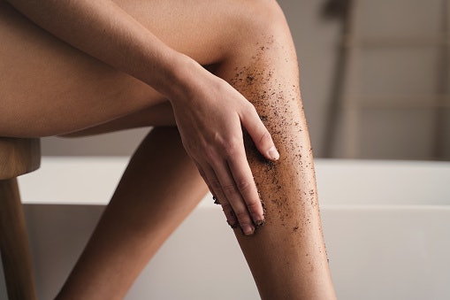 Untuk mencegah agar biang keringat tidak muncul kembali, Anda dapat menggunakan scrub seminggu sekali
