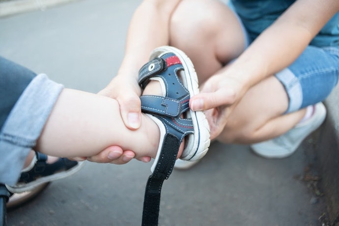 Cek size chart produk dan ajak anak Anda untuk memilih sandal yang disukainya