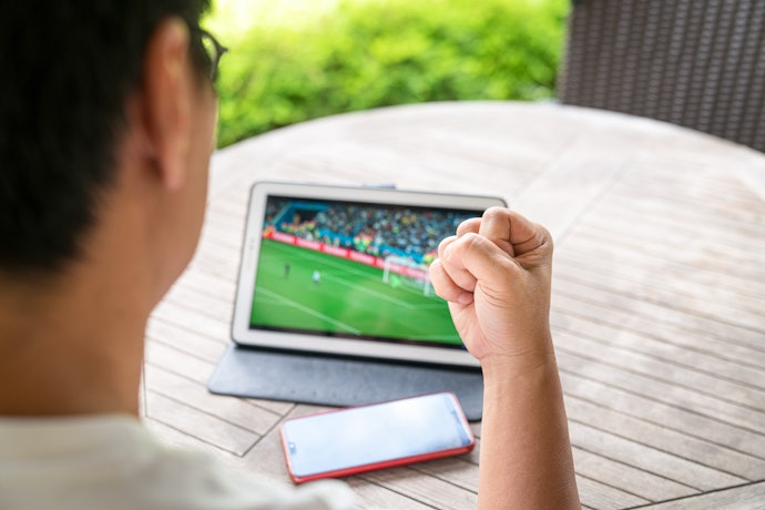 Apa hukumnya menonton live streaming bola secara ilegal?