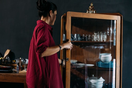 Tips mendekorasi barang dalam lemari kaca agar menarik