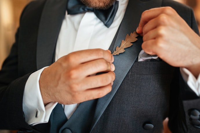 Cara memakai pin jas atau bros jas untuk memaksimalkan penampilan pria
