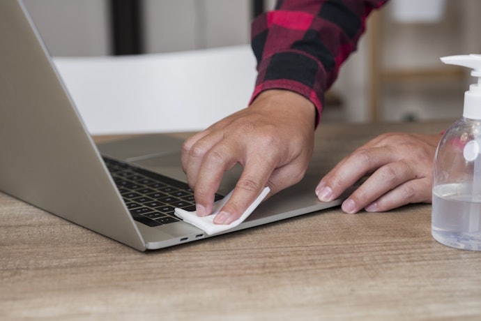 Jangan lupa bersihkan debu yang menempel di laptop Anda!
