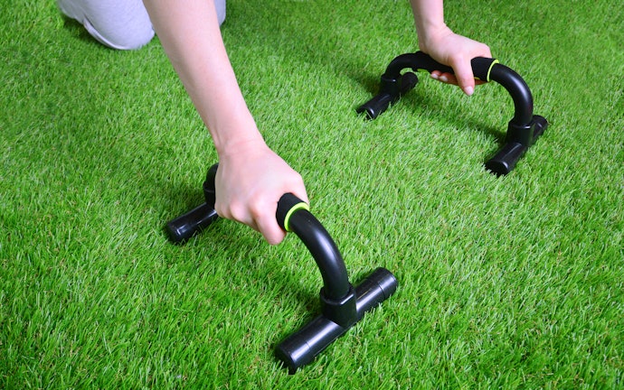 Cara push up dengan push up bar yang benar