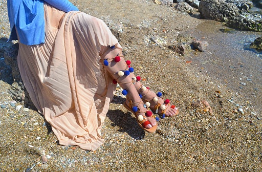 Tips mix and match sandal gladiator dengan rok, celana jeans, dress, bahkan swimsuit