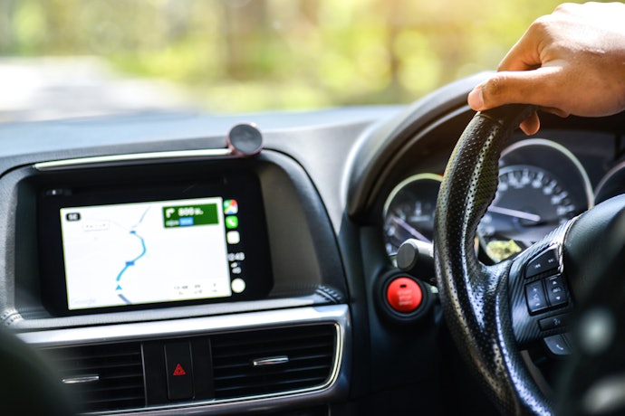 Apa perbedaan GPS navigasi mobil dengan head unit mobil?