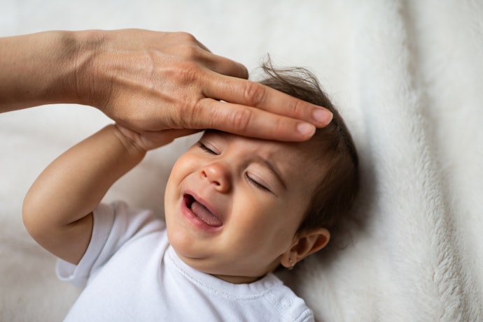 Apa langkah yang tepat saat mengatasi bayi yang demam?