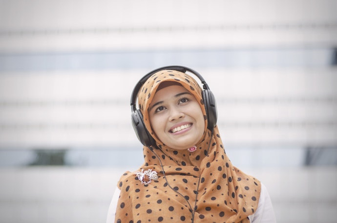 Tips menggunakan bros dagu agar gaya hijab makin cantik!