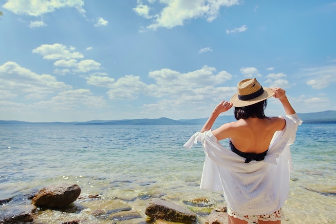 Tips OOTD liburan ke pantai yang keren, bisa untuk wanita berhijab juga!