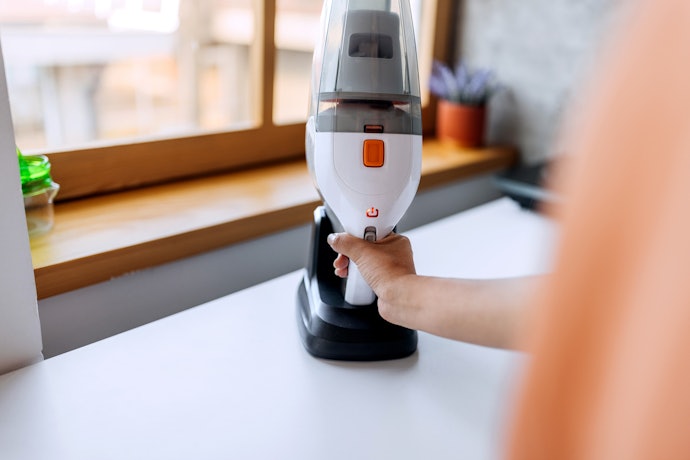 Bolehkah membiarkan penyedot debu cordless terpasang di stop kontak?