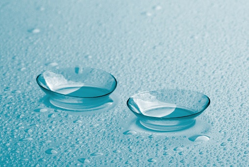Apa saja yang tidak boleh dilakukan saat memakai softlens?