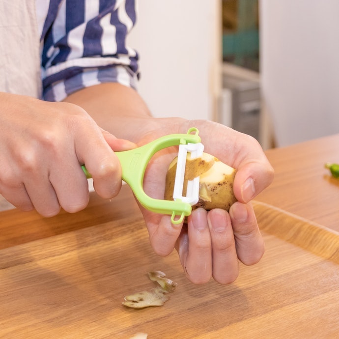 Tips menggunakan peeler (alat pengupas kulit buah dan sayur)