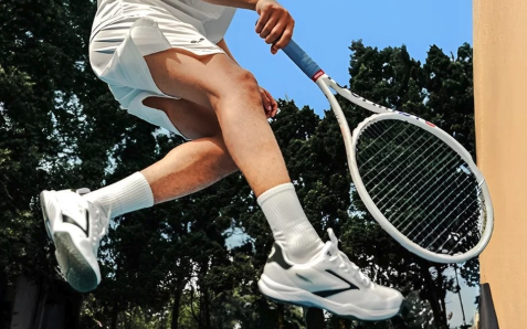 Apa bedanya sepatu tenis dengan sepatu olahraga lainnya?