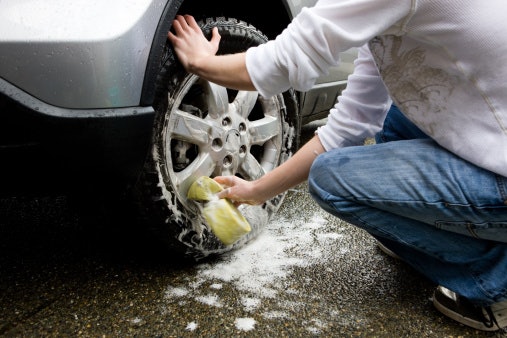 Cara membersihkan velg mobil