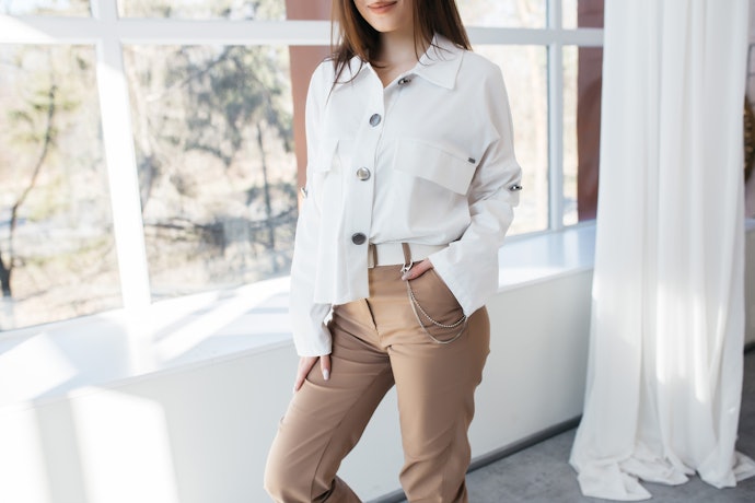 Tips mix and match celana warna khaki