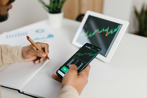 Ketahui perbedaan trading forex dan trading saham