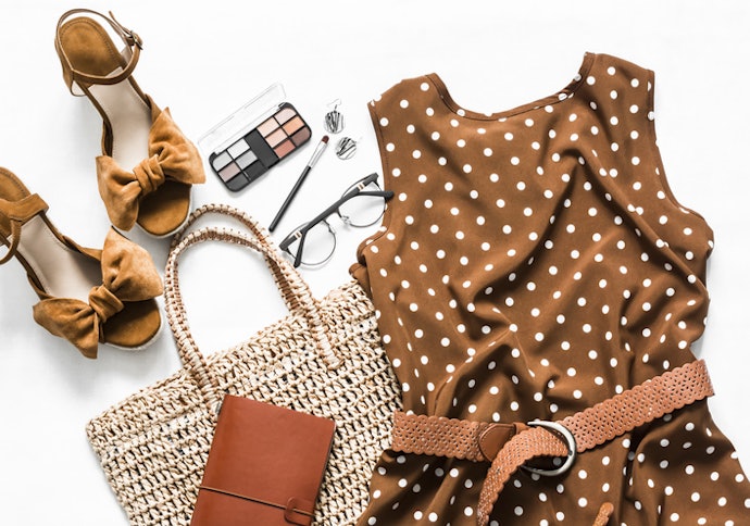 Tips padu padan sandal wedges dengan busana untuk tampil lebih stylish