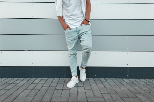 Tips style OOTD pria dengan sneakers putih
