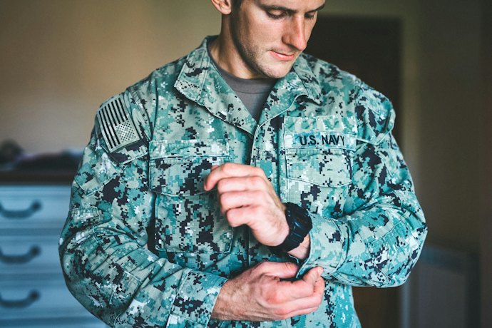 Inspirasi OOTD pria dengan jaket army, pasti keren!