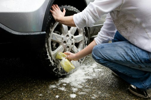 Cara membersihkan velg mobil