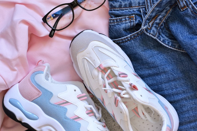 Tips mix and match baju dengan hoodie pink