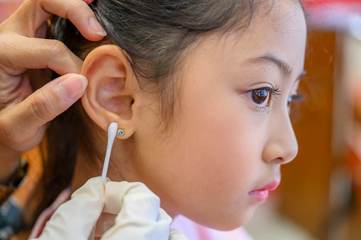 Tips memasang anting anak agar tidak sakit