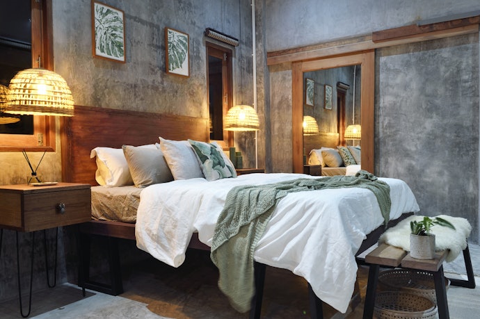 Jika ingin meletakkan hiasan dinding di atas headboard, beri jarak 20-25 cm di atasnya