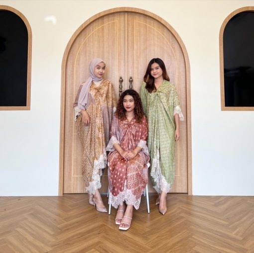 Tips bergaya dengan kaftan