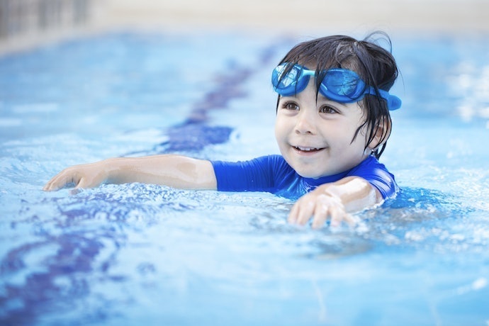 Sebaiknya pada usia berapa anak mulai belajar berenang?