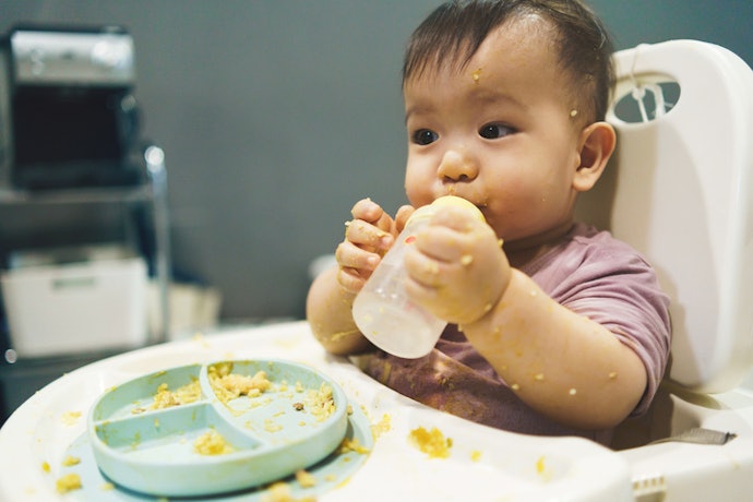 Bagaimana cara menjaga kebersihan kursi makan bayi?