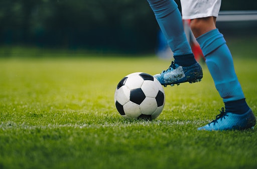 Apa beda sepatu futsal dan sepatu bola?