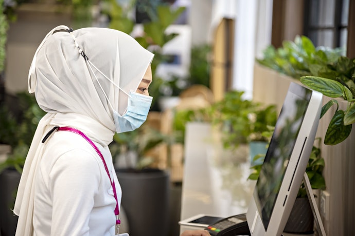 Tips mengubah masker earloop agar nyaman dipakai wanita berhijab