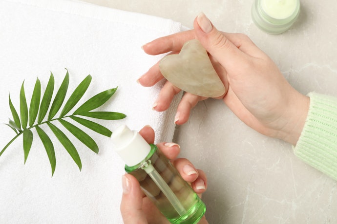Apakah gua sha harus digunakan bersama face oil?