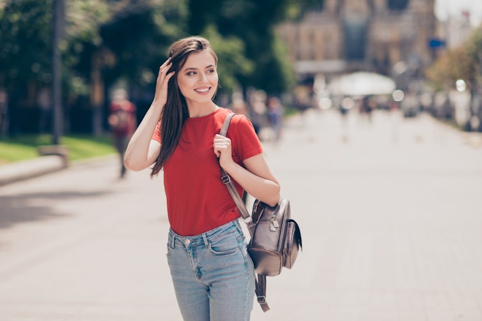 Tips mix and match kaos merah polos