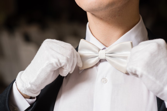 Pengantin pria juga bisa menggunakan sarung tangan, lho!