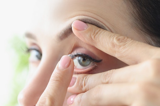 Berapa lama masa pakai softlens dalam sehari?