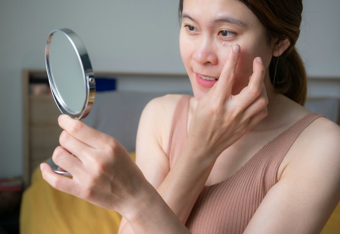 Apa bedanya eye cream dan eye serum?