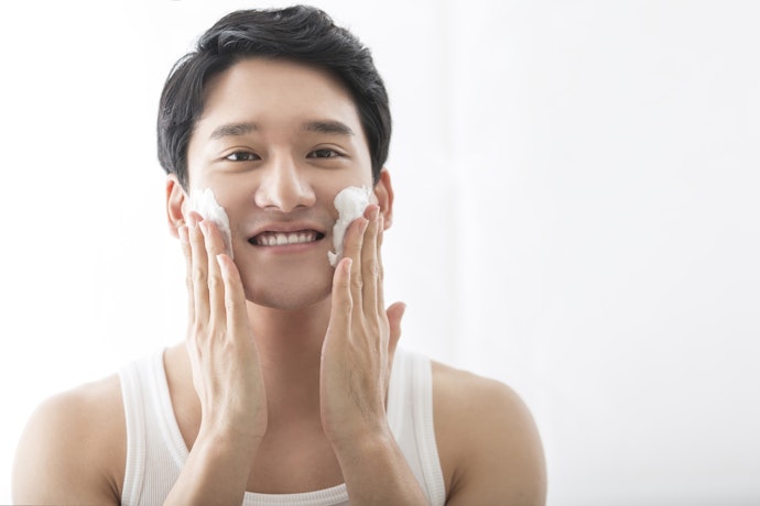Apa manfaat face scrub untuk wajah pria?