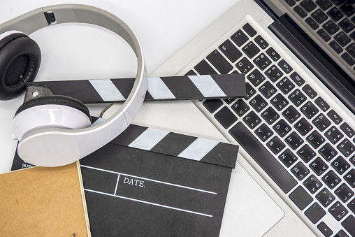 Apa kelebihan software editing video di komputer dan laptop?