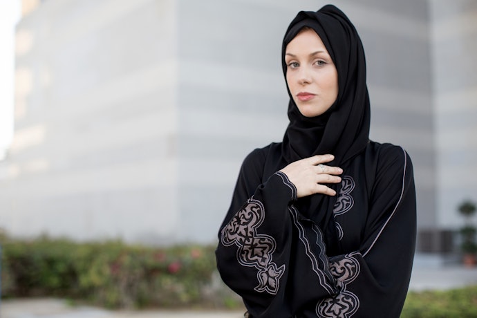 Mengapa menggunakan abaya hitam?