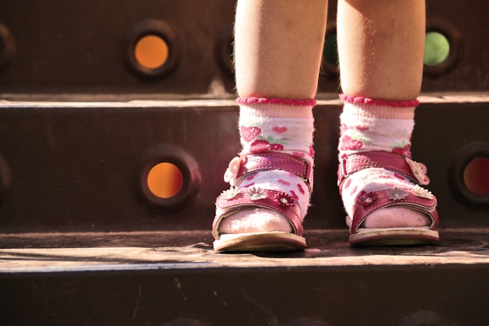 Apakah bayi perlu memakai sandal saat belajar jalan?