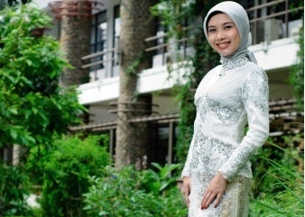 Mengapa kebaya abu-abu menarik untuk dipilih?
