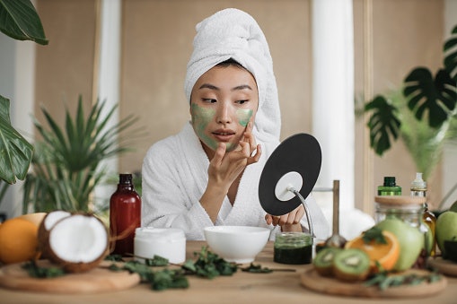 Apakah sleeping mask bisa mencerahkan kulit dan membuat wajah glowing?