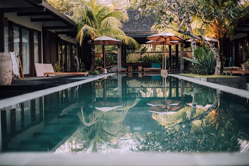 Apa keuntungan menginap di vila dibandingkan hotel?